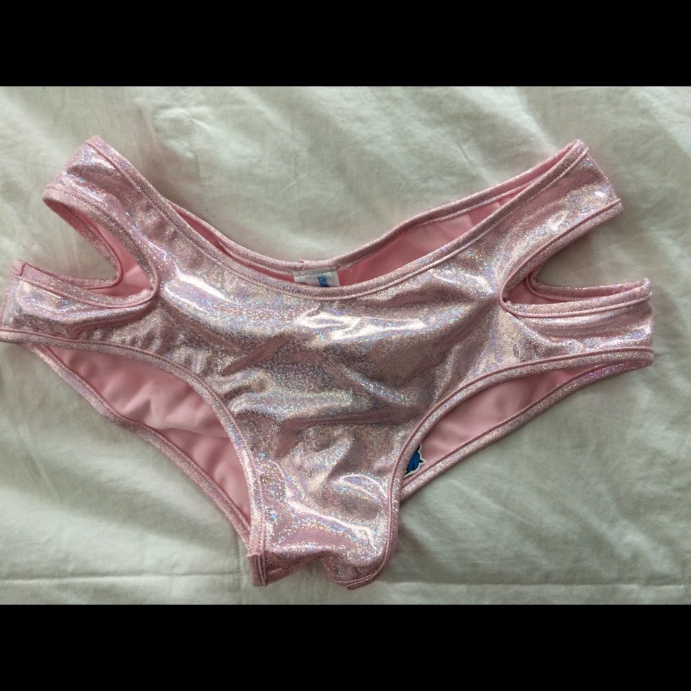 *BRAND NEW* Iheartraves Holographic Bottoms